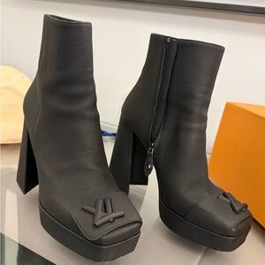 Louis Vuitton Shake Black Grained Leather Platform Boots Size 38